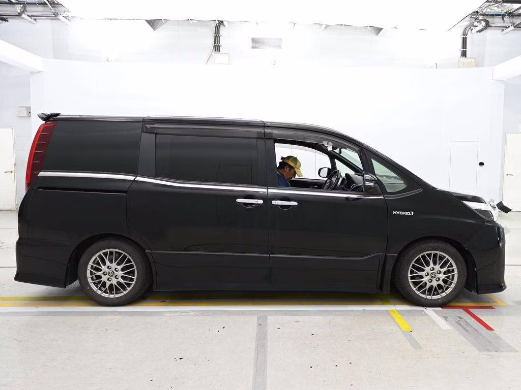 TOYOTA NOAH