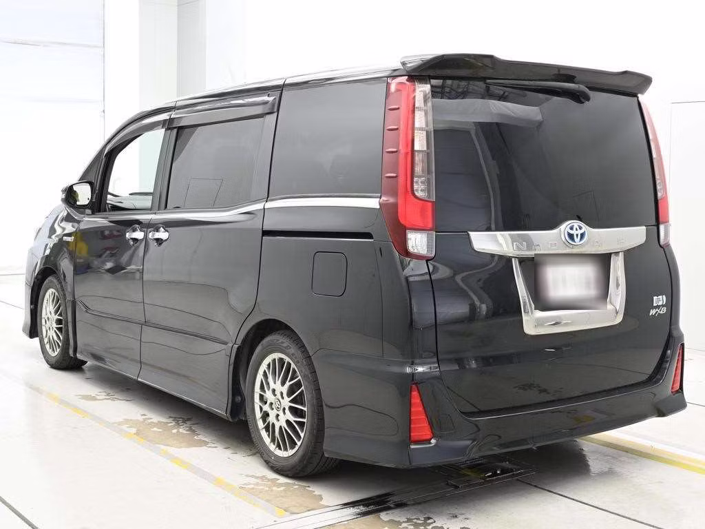 TOYOTA NOAH