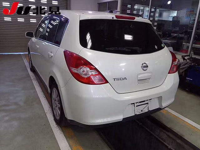 NISSAN TIIDA