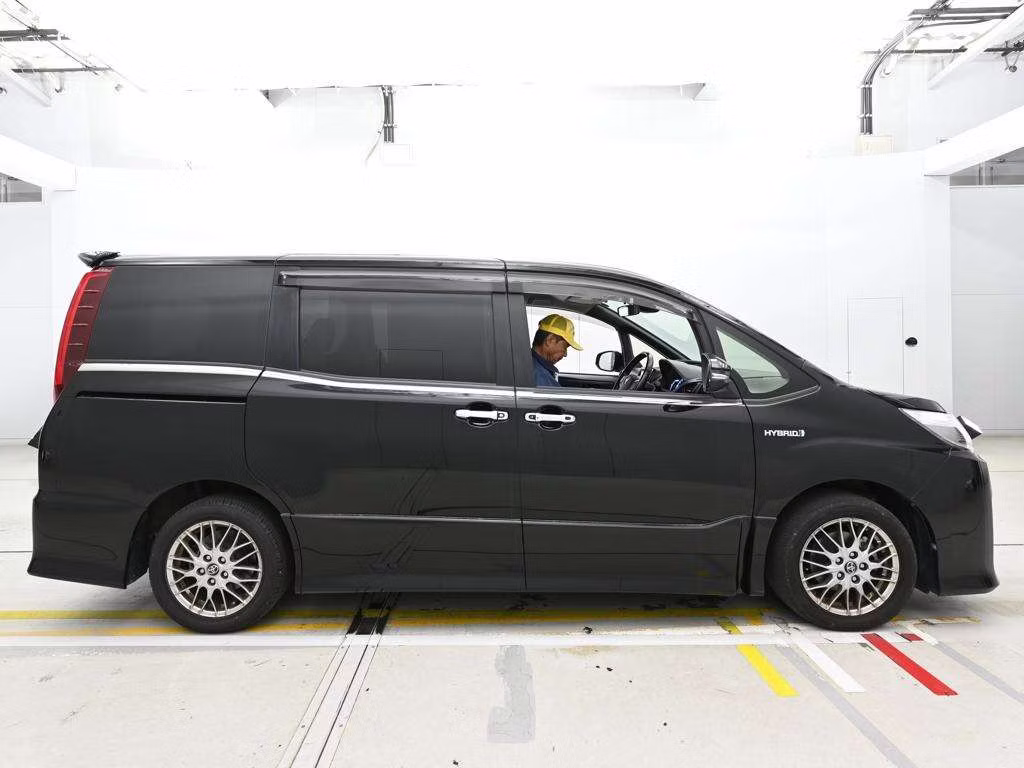TOYOTA NOAH
