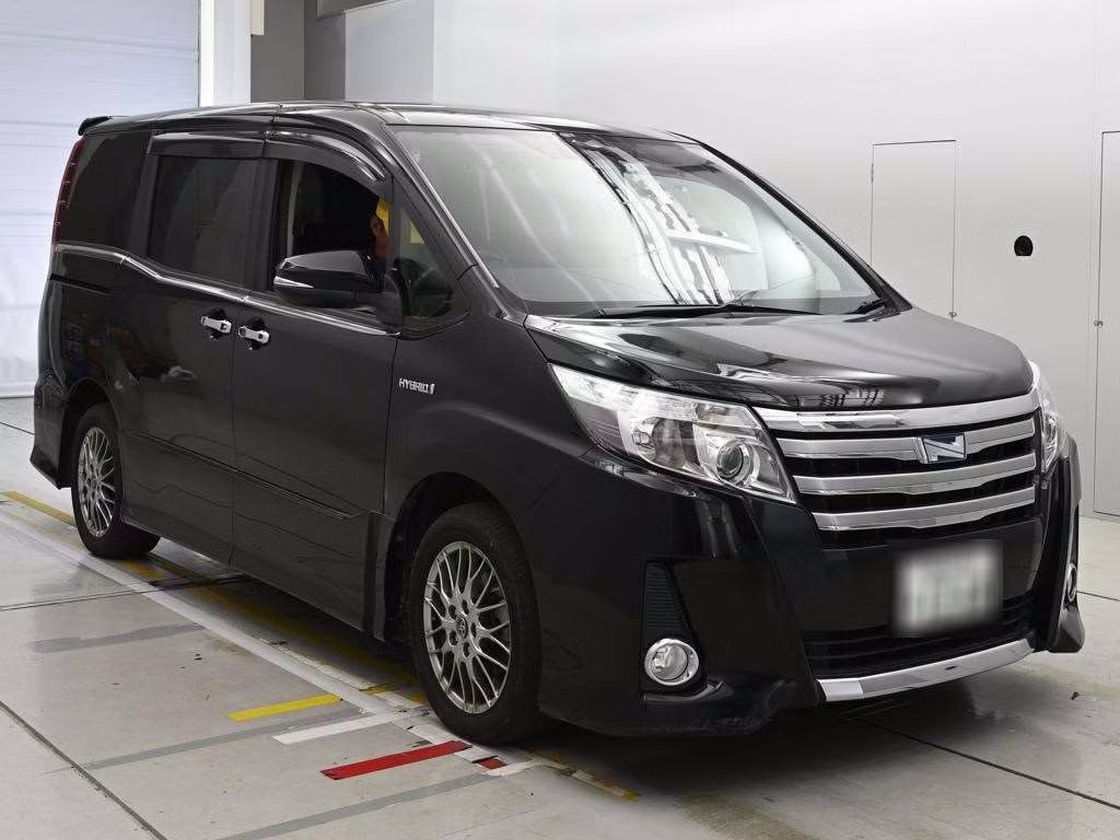 TOYOTA NOAH