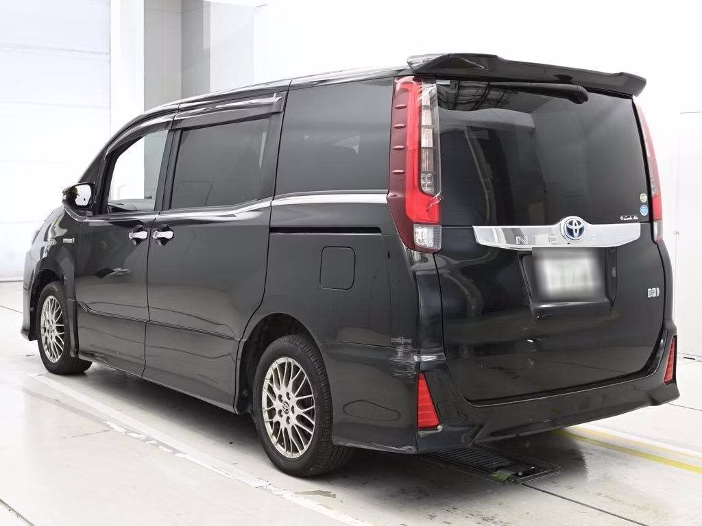 TOYOTA NOAH