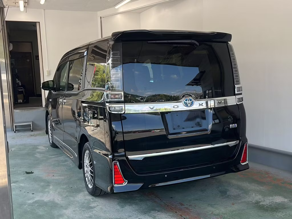 TOYOTA VOXY