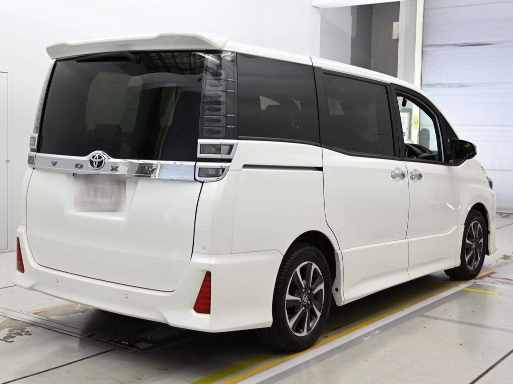 TOYOTA VOXY