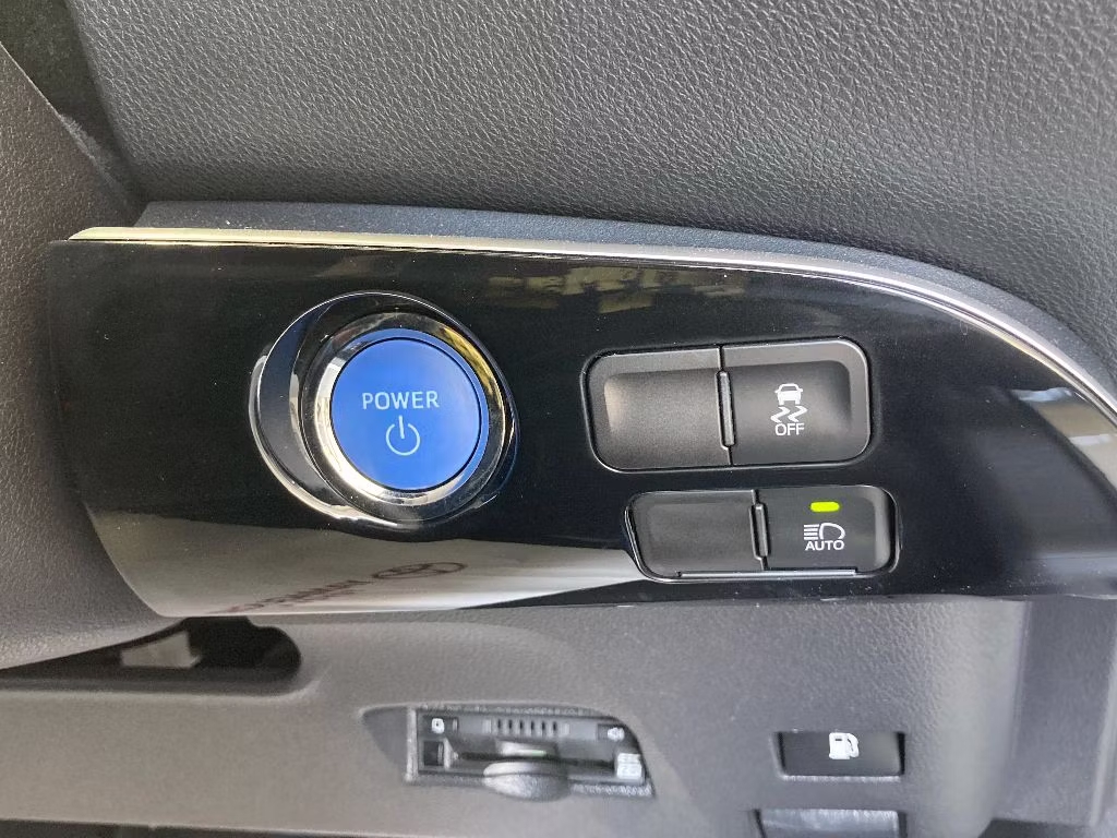 TOYOTA PRIUS