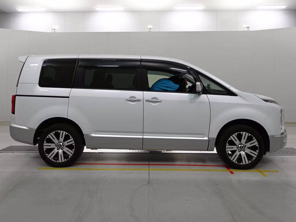 MITSUBISHI DELICA D:5