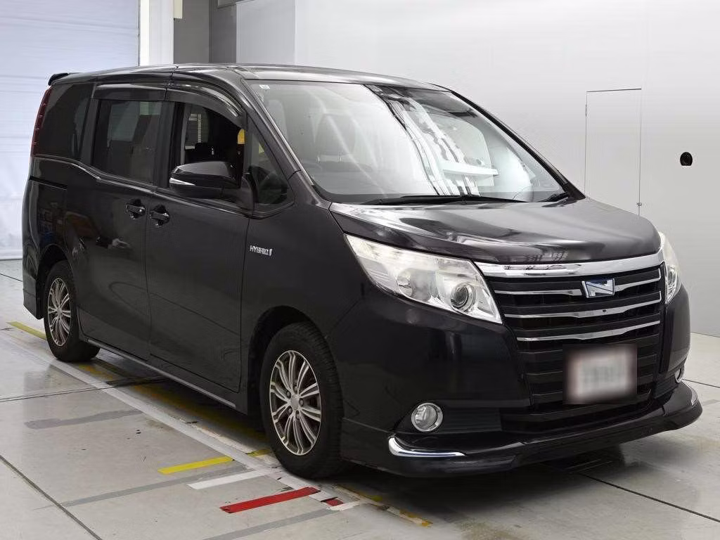 TOYOTA NOAH