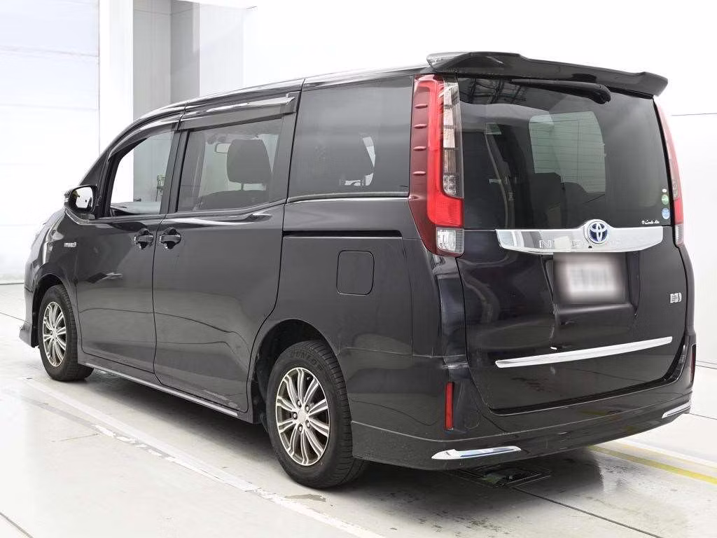 TOYOTA NOAH