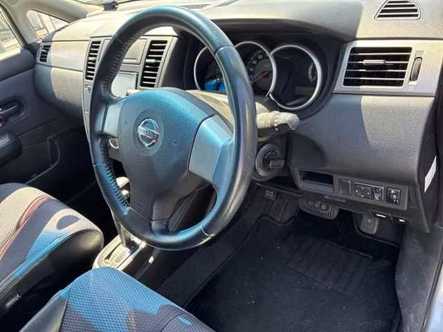 NISSAN TIIDA