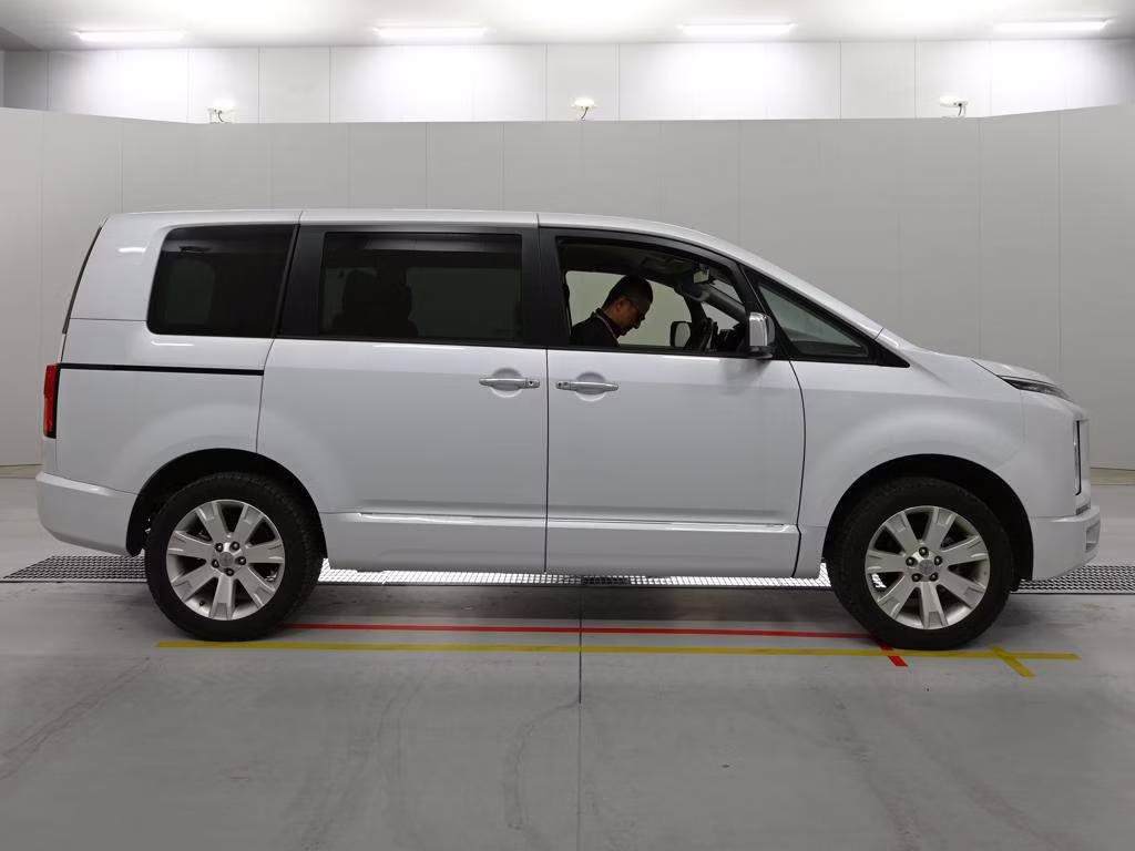 MITSUBISHI DELICA D:5