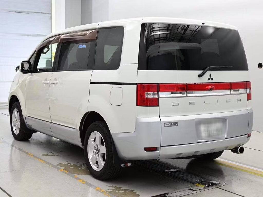 MITSUBISHI DELICA D:5