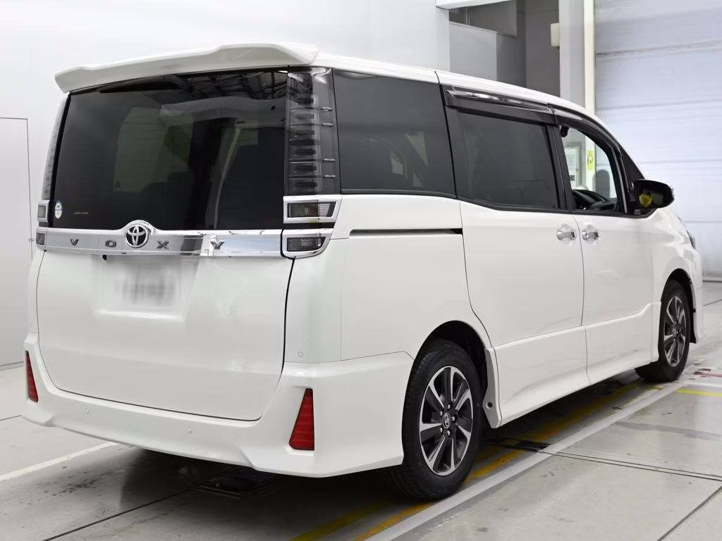 TOYOTA VOXY