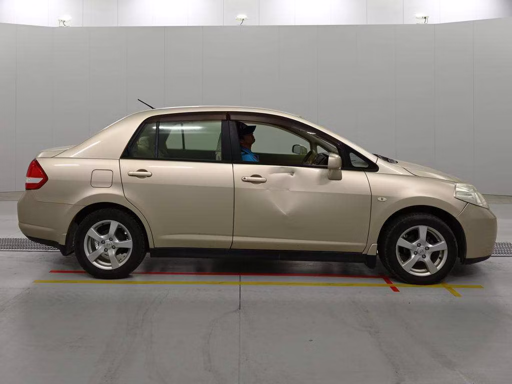 NISSAN TIIDA LATIO