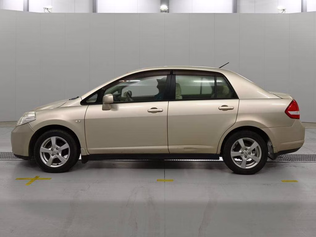 NISSAN TIIDA LATIO