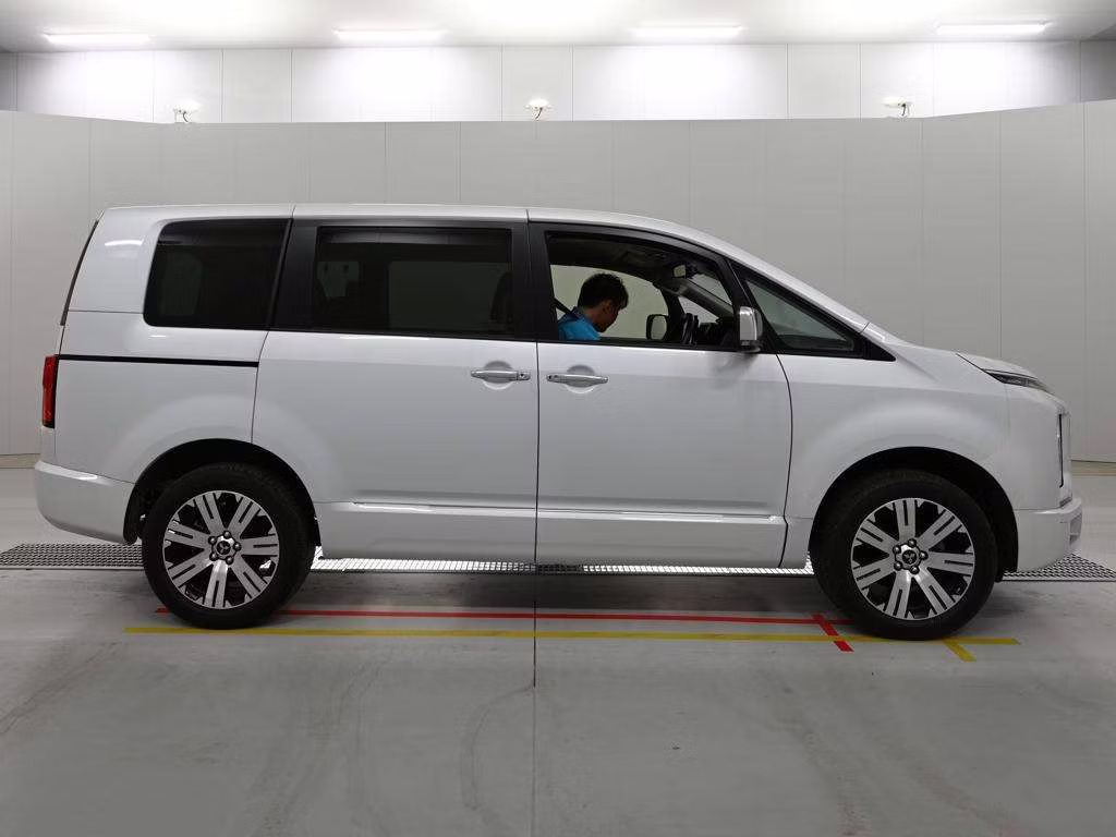 MITSUBISHI DELICA D:5