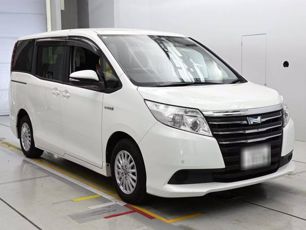 TOYOTA NOAH