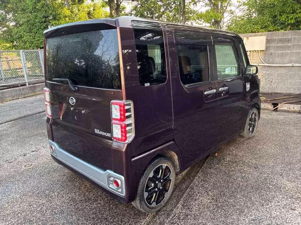 DAIHATSU WAKE