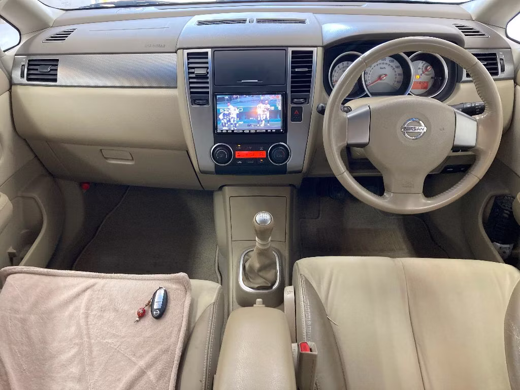 NISSAN TIIDA