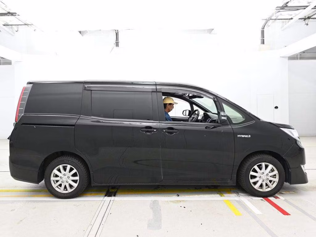 TOYOTA NOAH