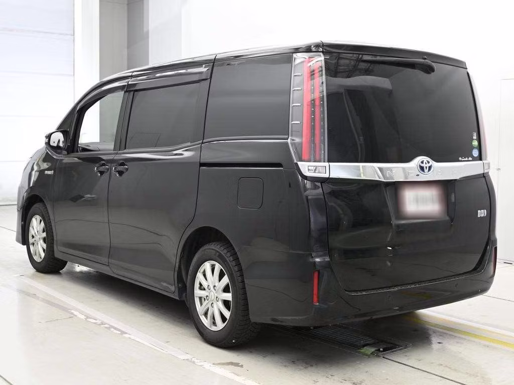TOYOTA NOAH