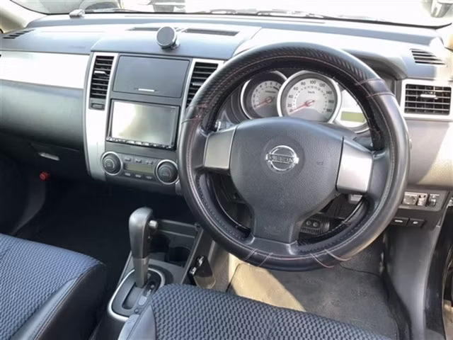 NISSAN TIIDA