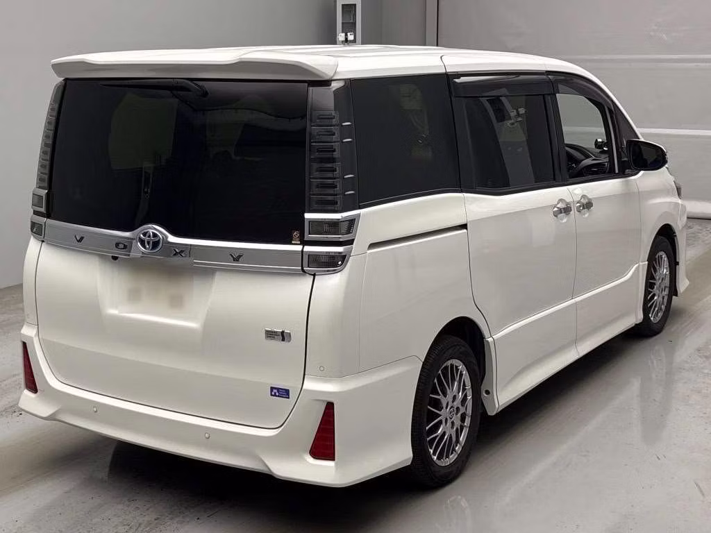 TOYOTA VOXY