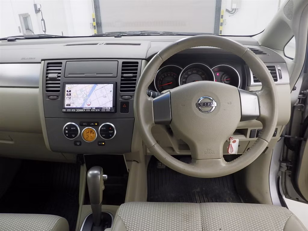 NISSAN TIIDA