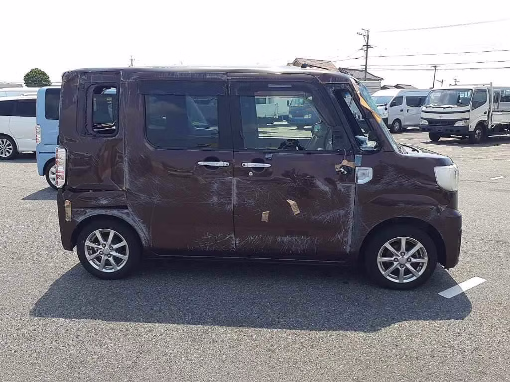 DAIHATSU WAKE
