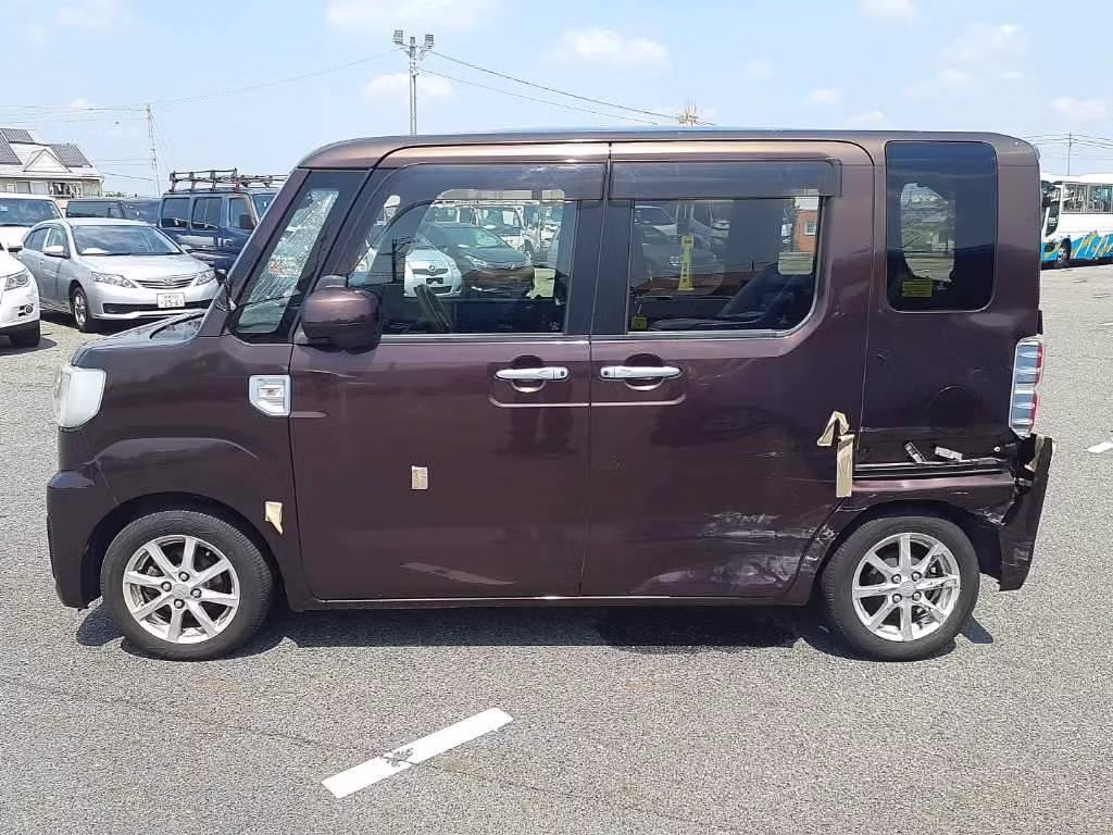 DAIHATSU WAKE