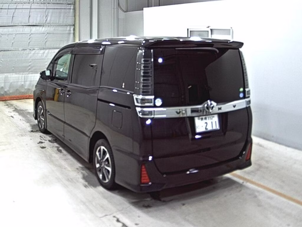 TOYOTA VOXY