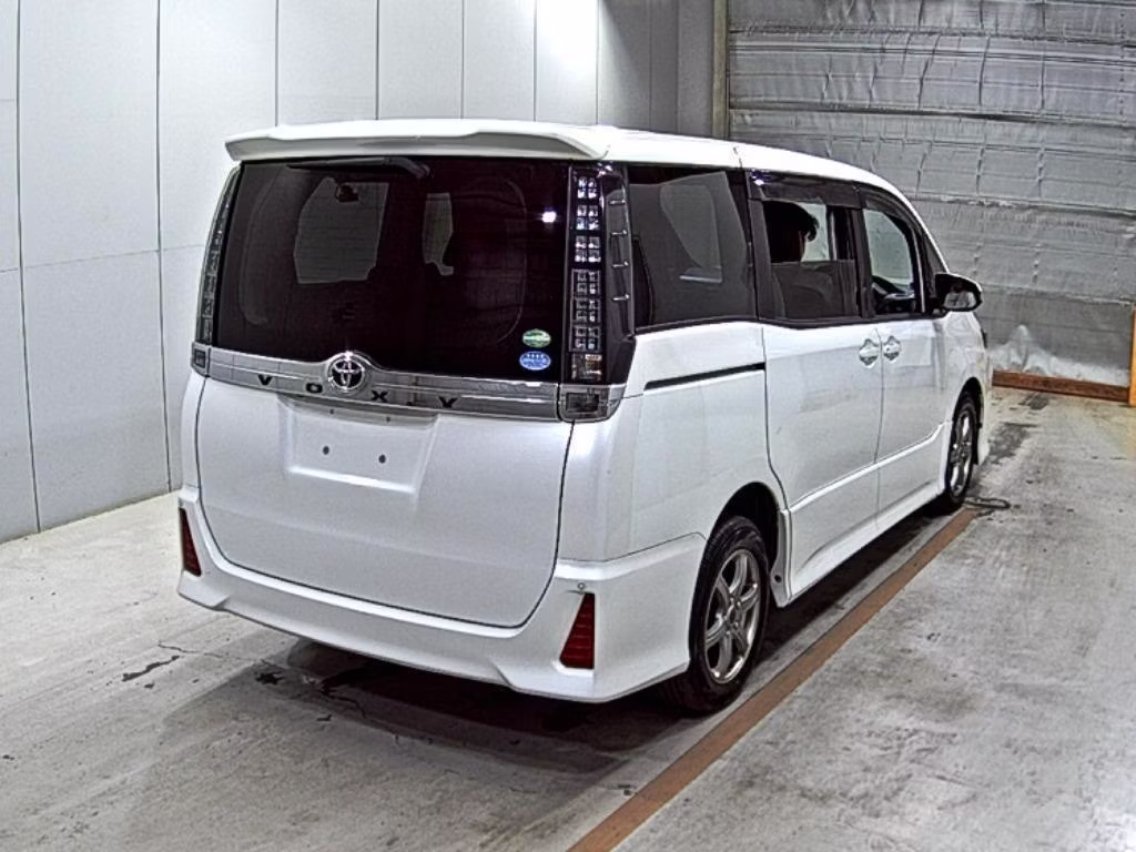TOYOTA VOXY