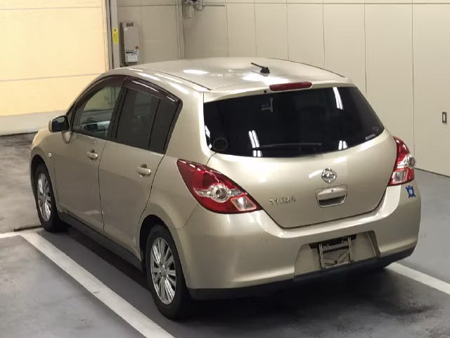 NISSAN TIIDA