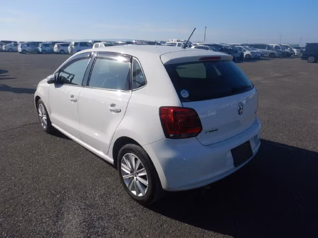 VOLKSWAGEN POLO