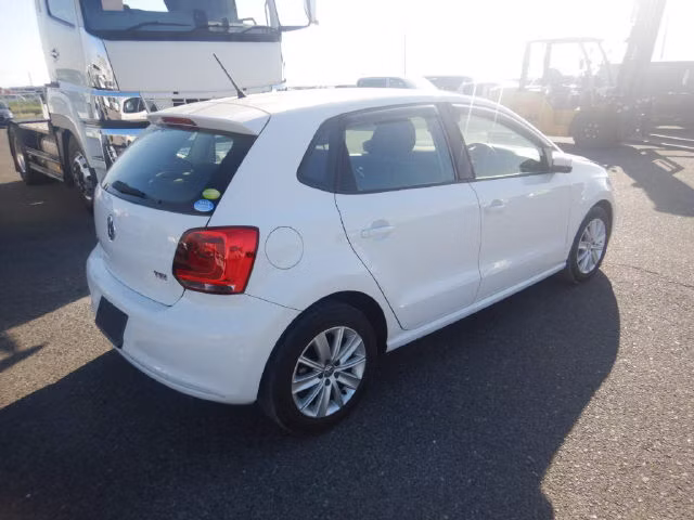 VOLKSWAGEN POLO