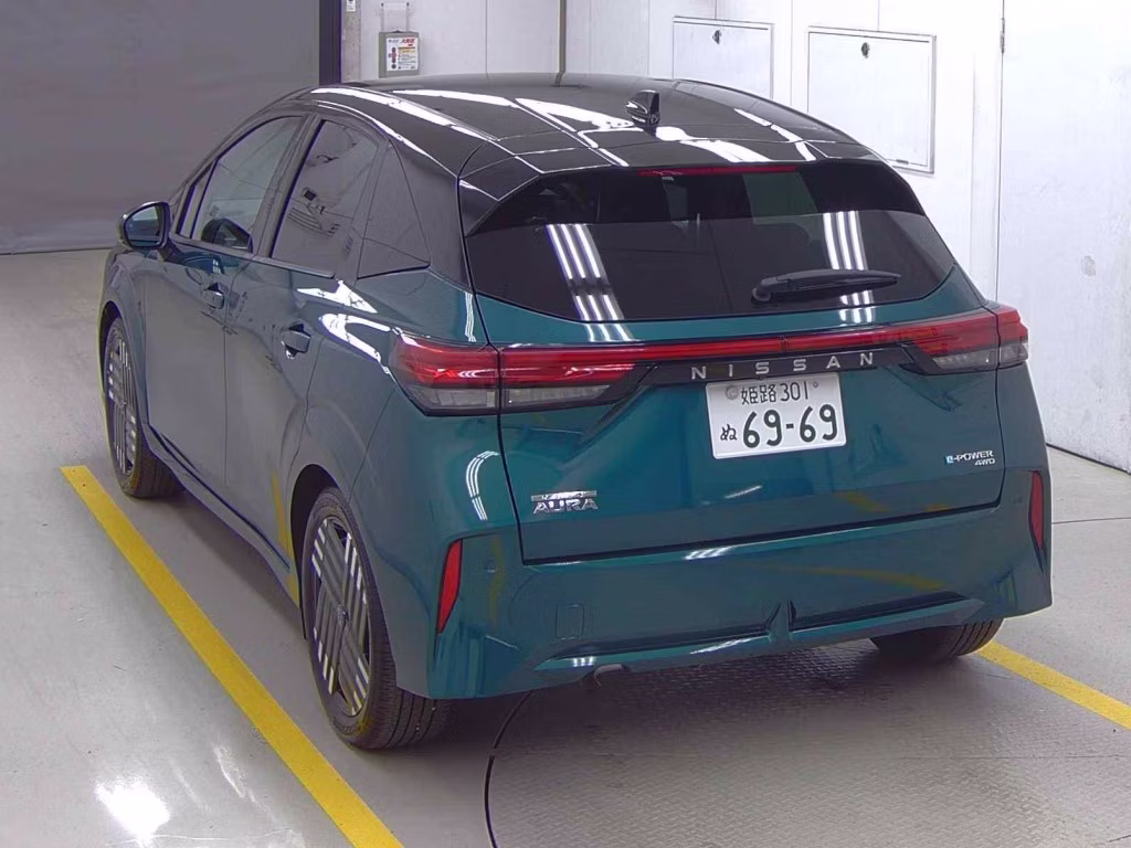 NISSAN AURA