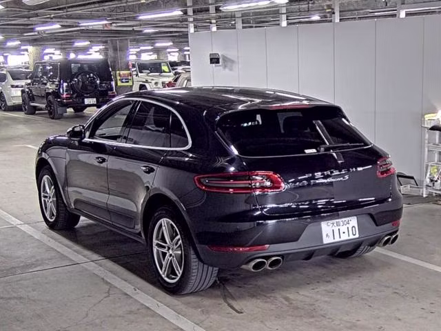 PORSCHE MACAN