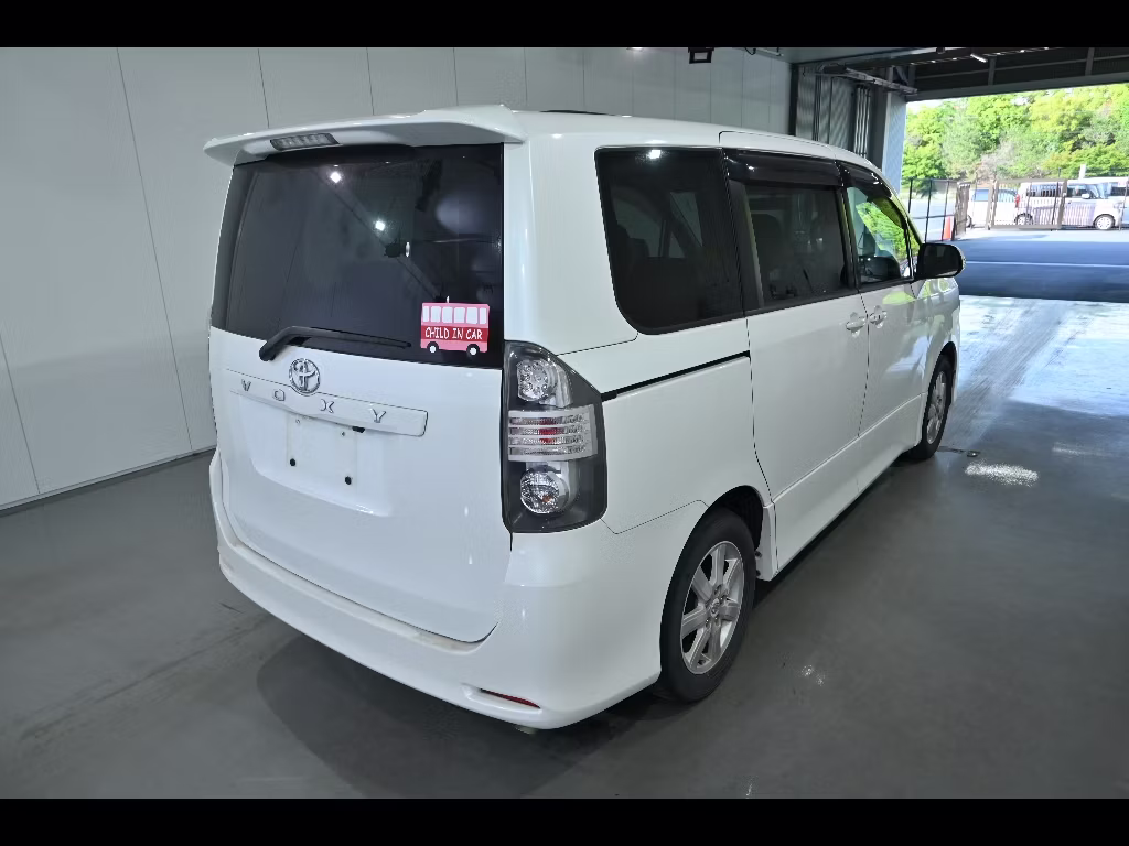 TOYOTA VOXY