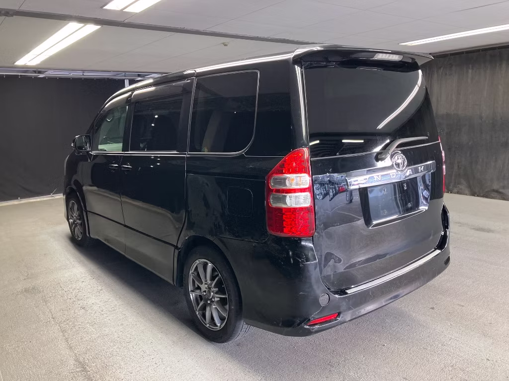 TOYOTA NOAH