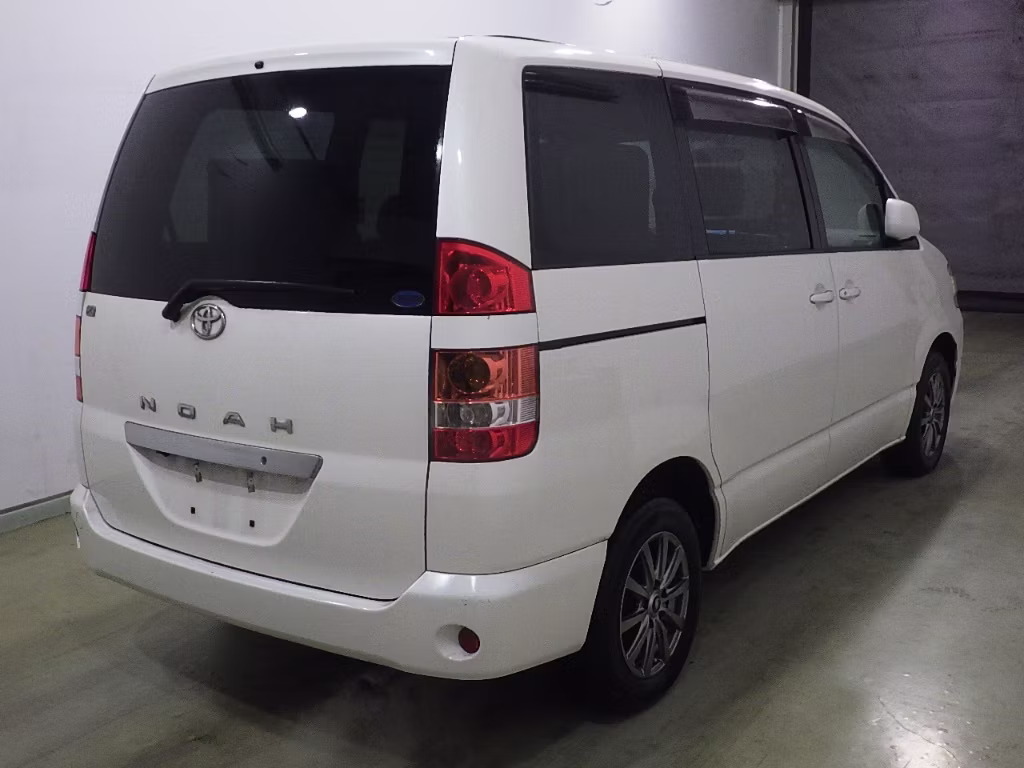 TOYOTA NOAH