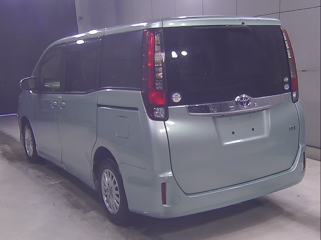 TOYOTA NOAH