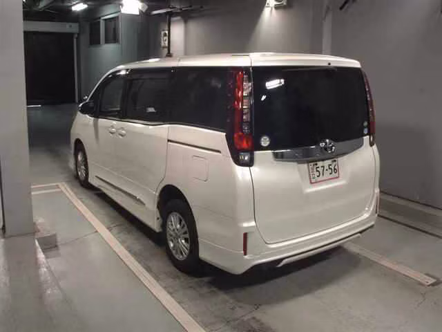 TOYOTA NOAH