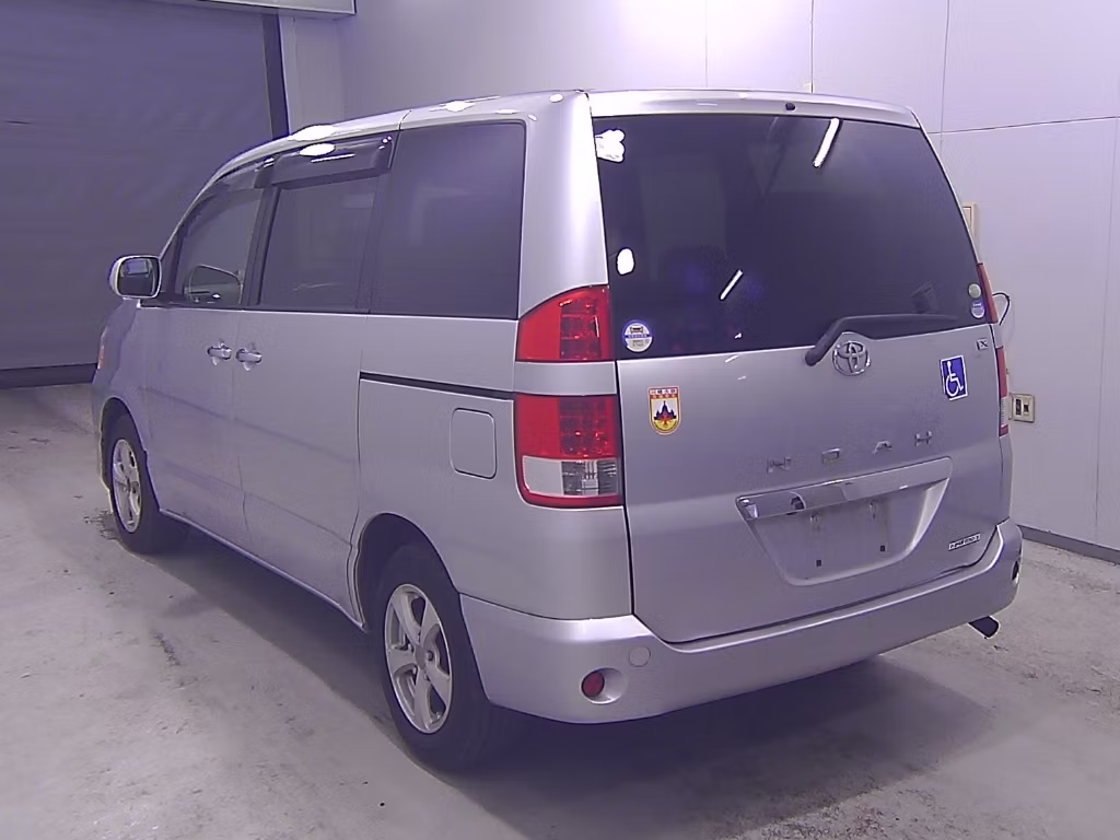 TOYOTA NOAH