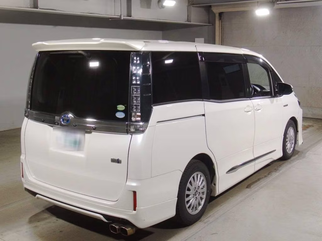 TOYOTA VOXY