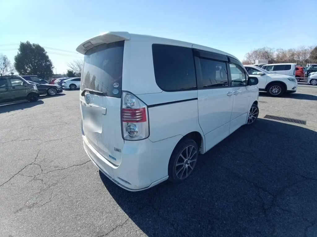 TOYOTA VOXY
