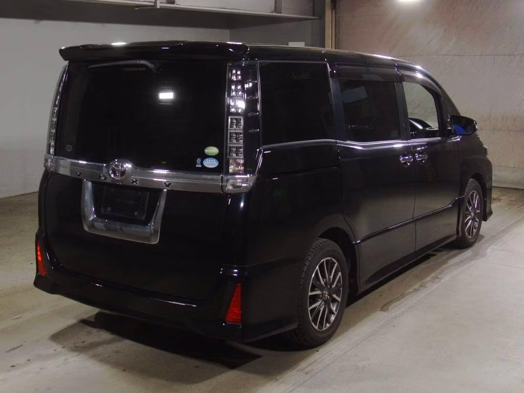 TOYOTA VOXY