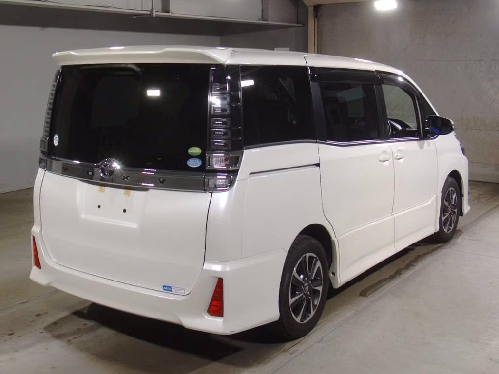 TOYOTA VOXY
