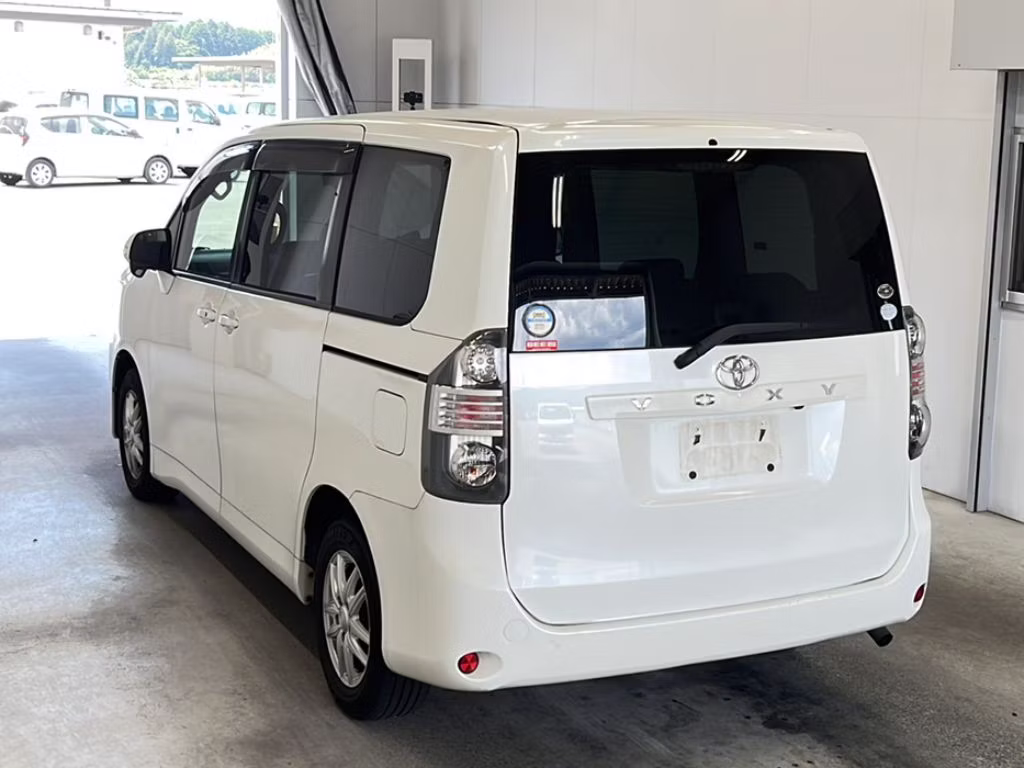 TOYOTA VOXY