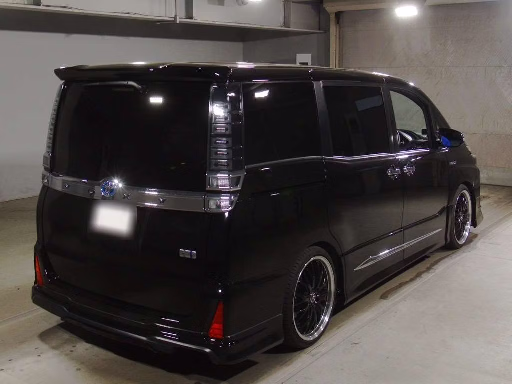 TOYOTA VOXY