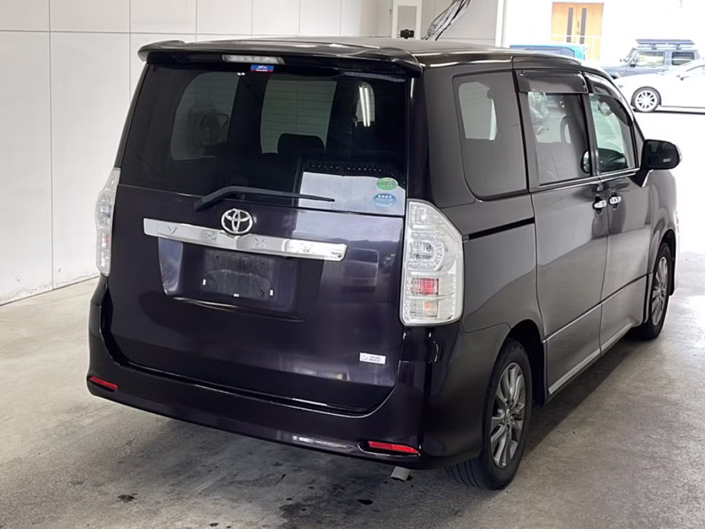 TOYOTA VOXY