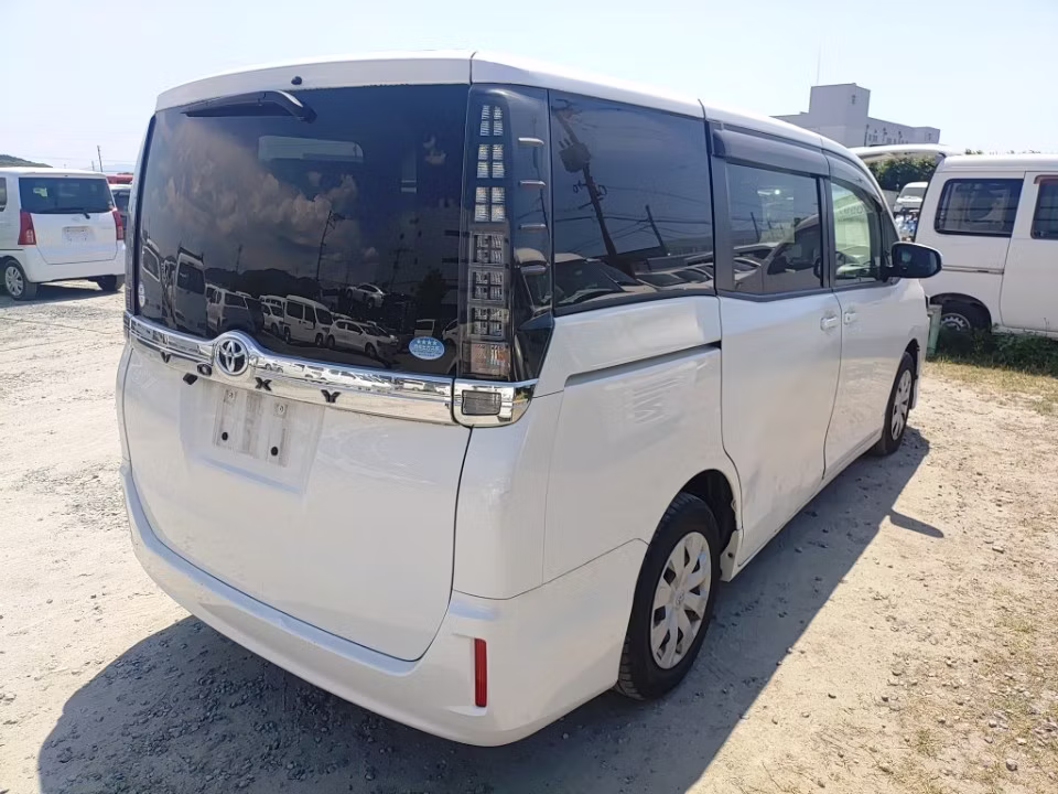 TOYOTA VOXY